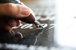 Gravure personnalisée sur plaque funéraire  